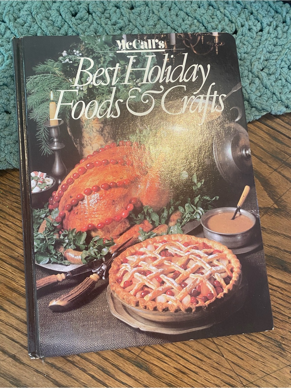 Best Holiday Foods & Crafts Cookbook - Green Cover